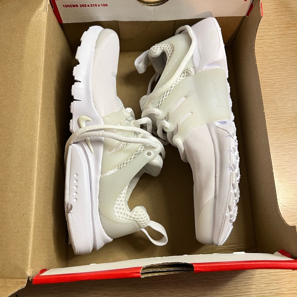 White Nike presto size 4